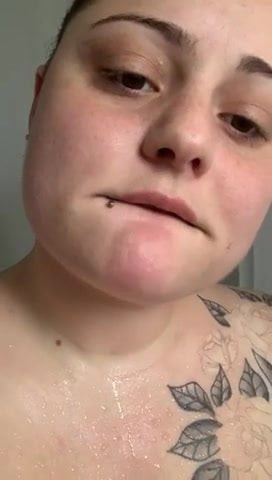 Isteri di bilik mandi