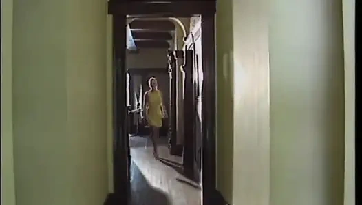 Три возбужденные милфы наслаждаются лижет пальцами их мокрую киску, прежде чем они трахаются друг к другу