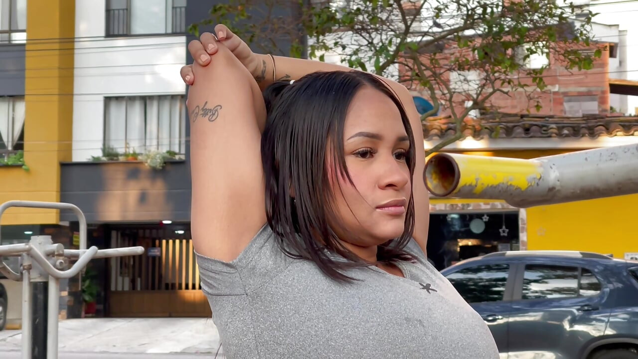 Stranger on the street gives me bills in exchange for my juicy pussy