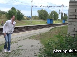 Pazze ragazze ceche fanno pipì nel mezzo della città