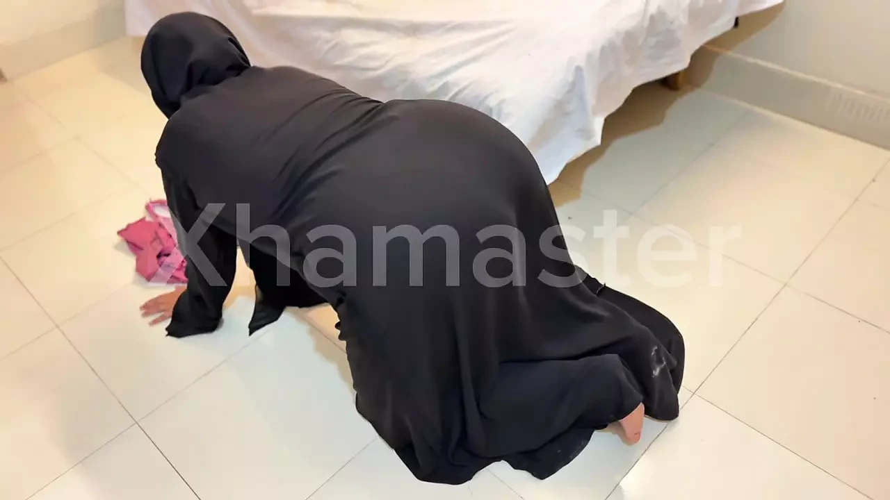 אמא חורגת MILF לוהטת תקועה מתחת למיטה!