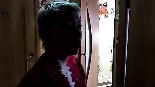 Зрелая сексуальная сучка мастурбирует и сосет член в ванной...))