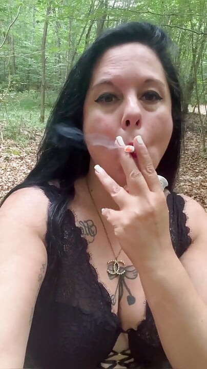 在森林里的羞辱......