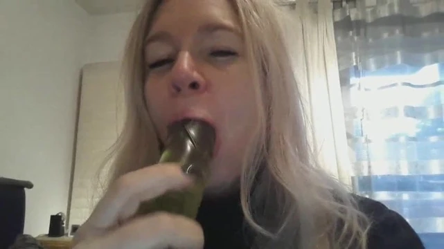 Bekiffte Schwiegermutter lutscht Dildo
