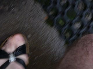 Seksowne białe stopy w odsłaniających klapkach