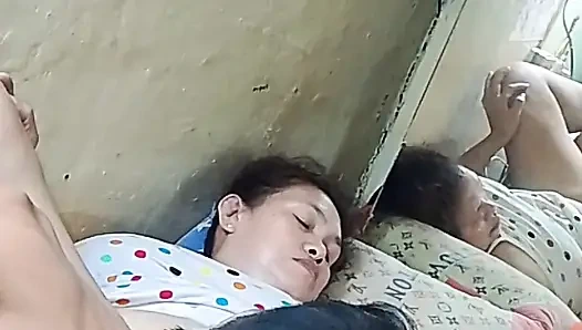 Pemakan memek .enak bangert jilat memek lagi