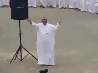 Пухлая папочка танцует