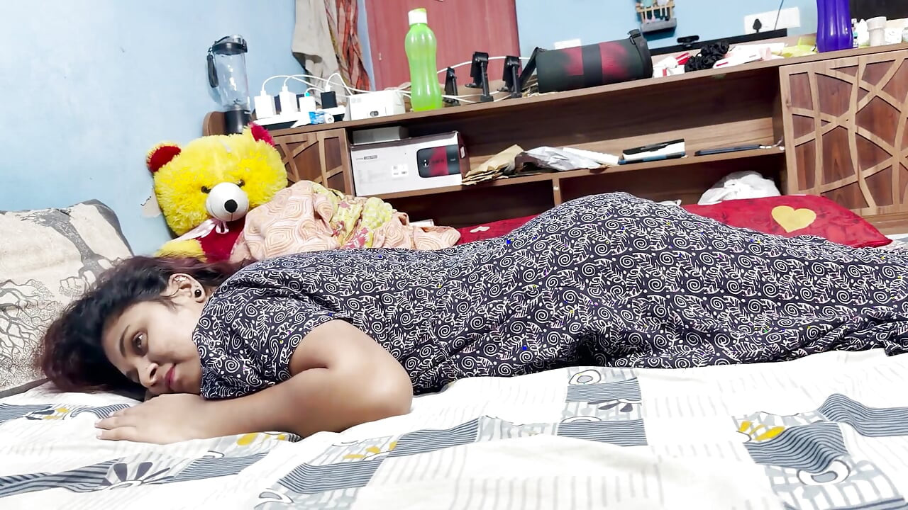 Nevlastní sestra Žhavý sex s nevlastním bratrem, zatímco její nevlastní sestra není v domácí ložnici Sexy šukání s nevlastní sestrou