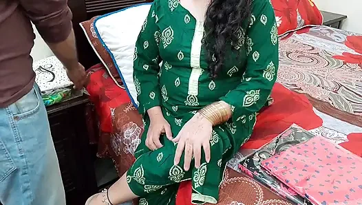 Kakak ipar India desi mendapatkan pakaian gratis dengan memamerkan sosoknya yang seksi