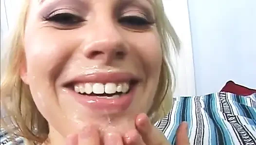 Blonde göttin mit dickem arsch isst sperma nach hardcore-fick