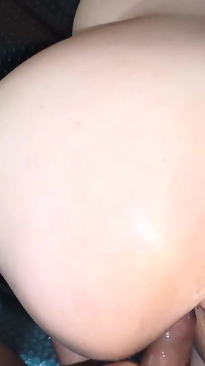 Meu cu engole fatias de pernil e se recusa a expeli-las, enquanto meu homem a destrói | Clipe 1