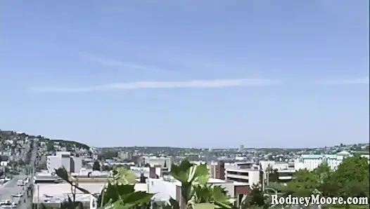 Gadis mungil rambut pirang dengan memek berantakan ngocok kontol