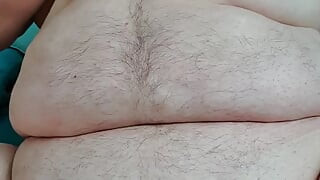 मोटा आदमी अपने लंड और पेट के साथ खेलता है