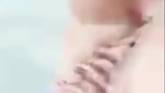 Азиатская девушка демонстрирует свою киску и большую грудь