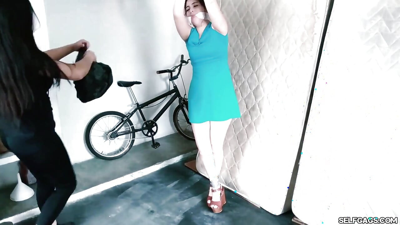 Menina da festa amarrada no Sótão