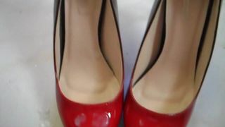 Сперма на новых красных каблуках моей жены