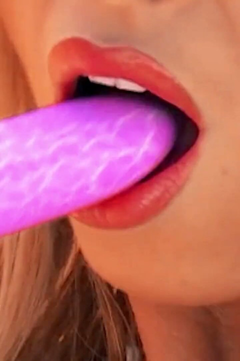 Busty Blonde Babe Nikki Benz Enjoys Her Vibrator