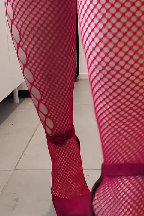 Üvey anne seks bebeğiyle mastürbasyon yapıyor, üvey oğul şehvetle onu gözetliyor.