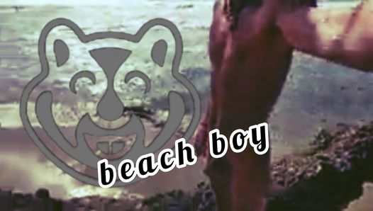 Un jeune homme audacieux s'amuse nu en public sur la plage