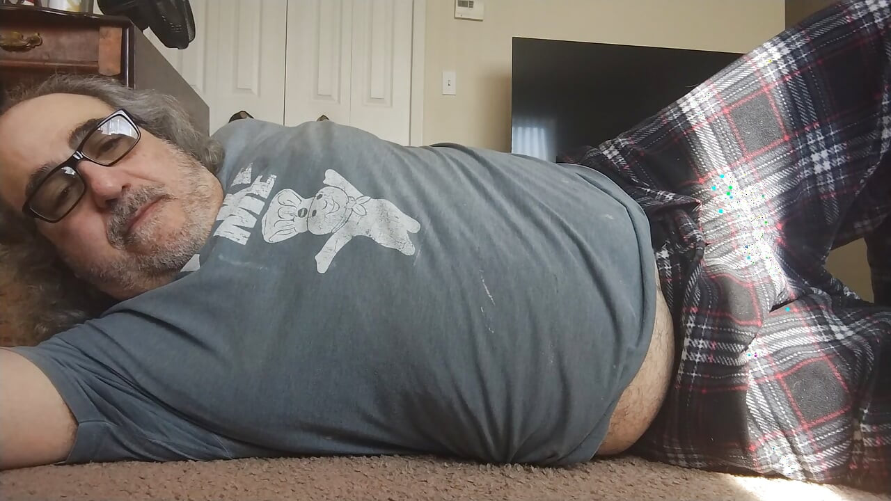 Gay bear loves to be naked