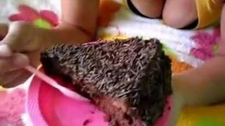 Menina brasileira comendo bolo de porra