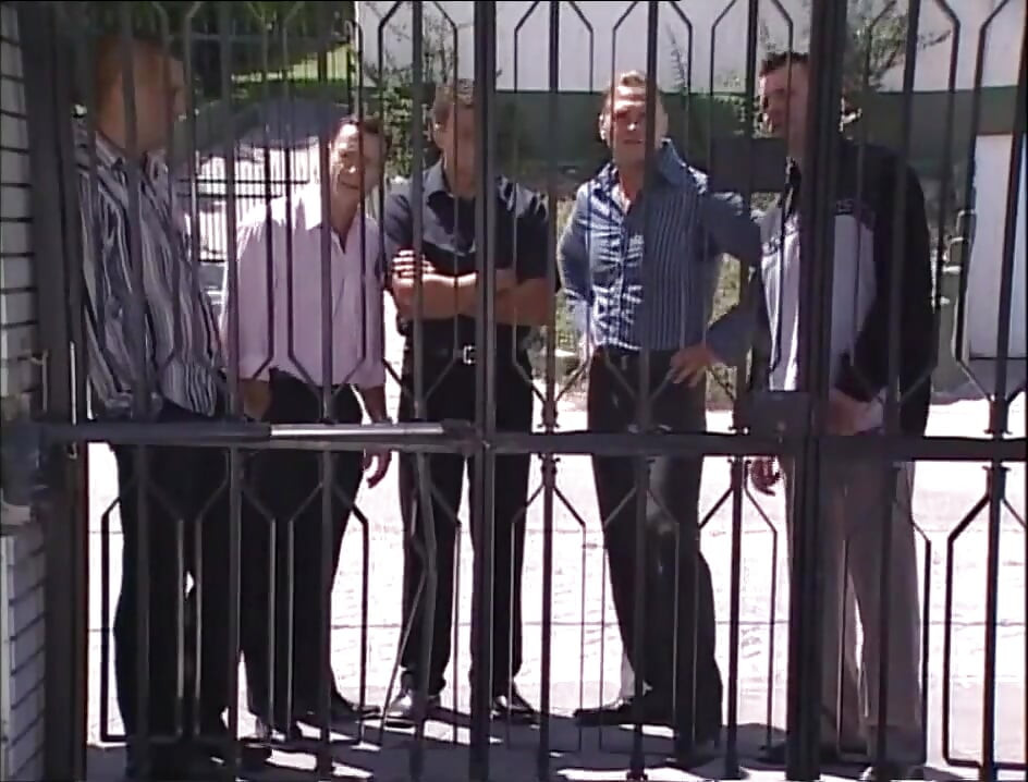 Geweldige milf geneukt door grote pikken tijdens een aperitief