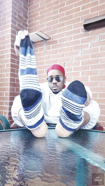 Agitation des orteils et croisement de mes plantes de pieds (2025)