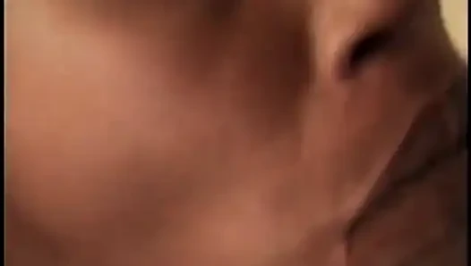Sıska zenci kız banyoda nazik seks yaptıktan sonra tüm dölleri emiyor