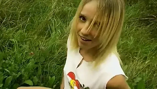 Lesley мастурбирует на заднем дворе