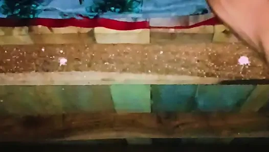Sister-in-law's bad fucking and spreading both her legs, put the whole penis and took out the piss from the pussy.