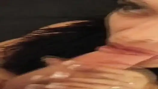 Retro reifes schätzchen squirtet wild aus intensiver finger-action
