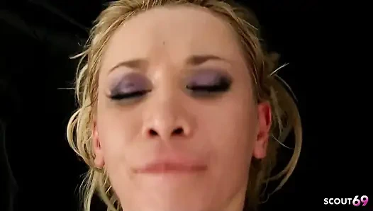 Юная блондинка Lindsey получает свой первый анальный трах от ее отчима