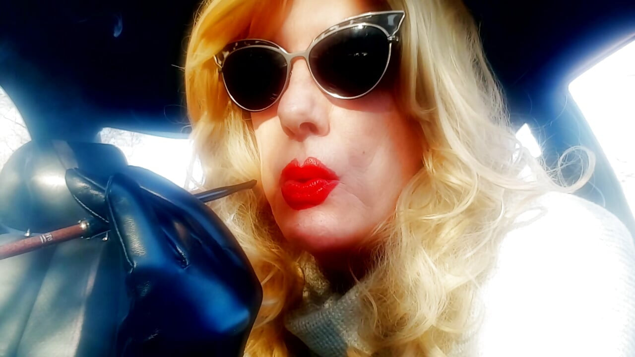 ΚΑΠΝΙΣΤΉΣ ΑΥΤΟΚΙΝΉΤΟΥ ΤΟ ΚΆΝΕΙ ΜΕ ΜΙΑ MORE120 ΜΕΝΘΌΛΗ ΣΕ ΜΙΑ ΘΉΚΗ ΤΣΙΓΆΡΩΝ - TG CD ΚΆΠΝΙΣΜΑ