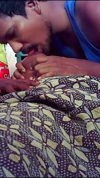 Spektakularan trenutak iz "Indijske seoske kućanice koja se ljubi s seksi sisama"