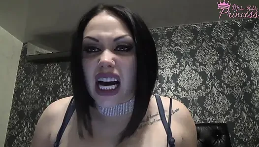 Bakireye ve küçük yarağına gülüyor