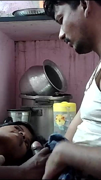 Σημαντική στιγμή από το "Indian housewife, big cock get to push"