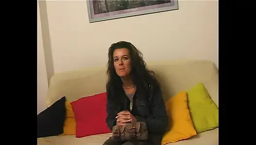 Красивая и застенчивая брюнетка раздевается перед камерой