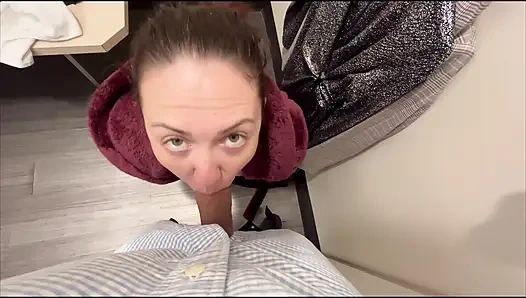 Милфа дает случайному человеку глубокую глотку в раздевалке бассейна. 8-дюймовый глубокий хуй и глубокая глотка. Глотает сперму