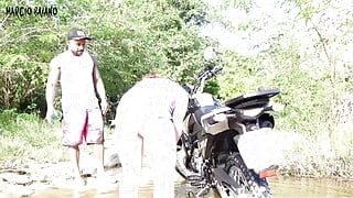 Una ragazza bionda si fa scopare il culo due volte da un ragazzo che l'aiutò a lavare la sua moto nel torrente