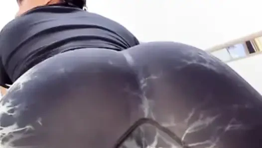 Çok küçük şortlu dev götüm