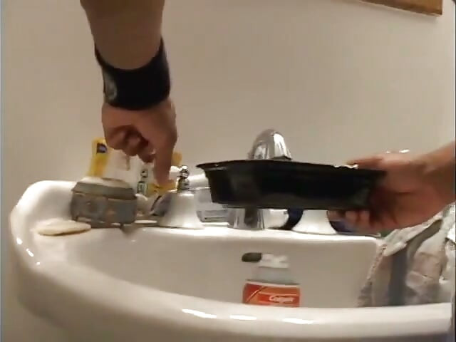 Milf con curvas le gusta afeitarse antes de una sesión de follada hardcore con un semental en forma