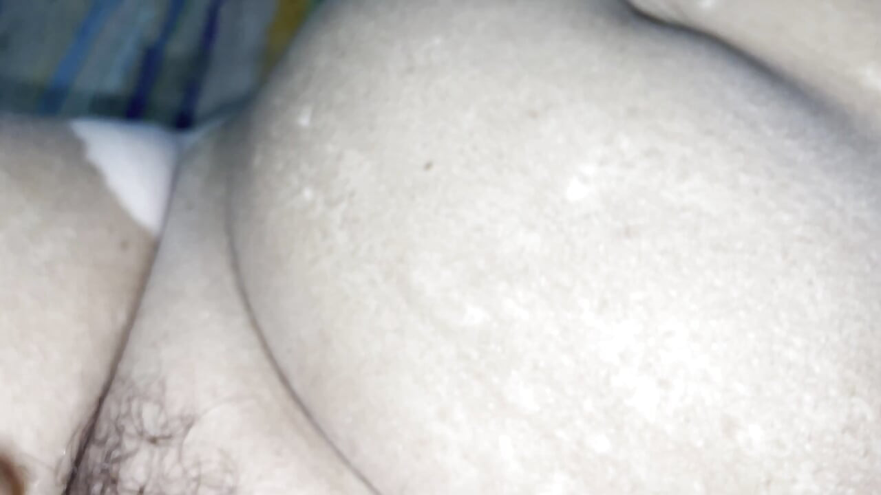 Full maje liye fir bhabhi ne bola chut me dalo apna loha taang utha k bhabhi ko santust kiya