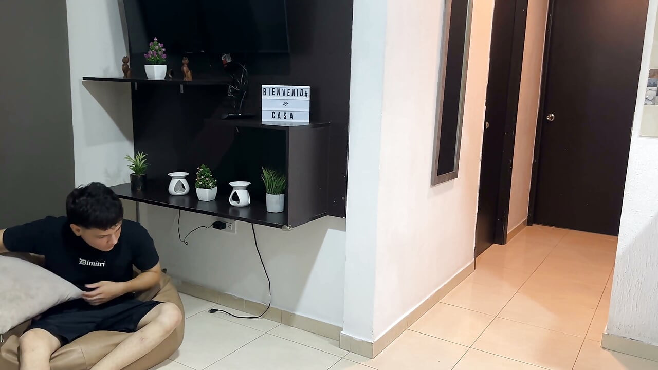 Mój najlepszy latynoski przyjaciel nie przegapia okazji i chowa się w szafie, żeby zobaczyć mój ogromny tyłek, a ostatecznie daje mi go
