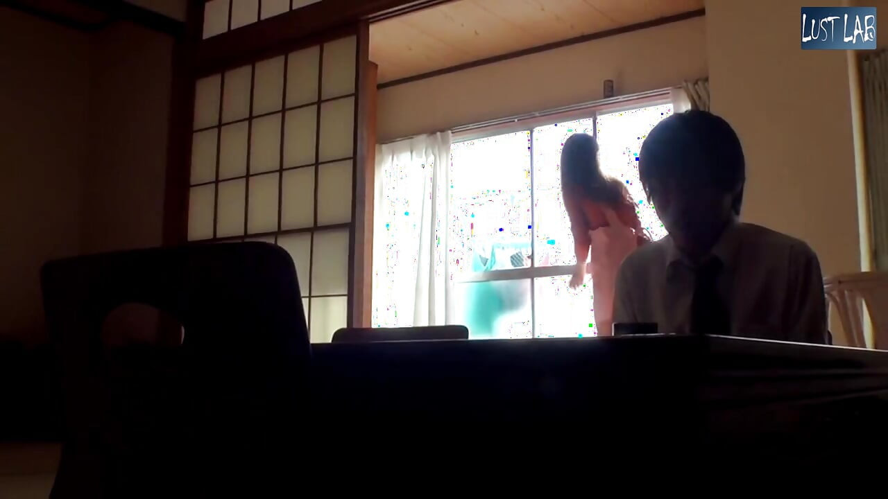 バルコニーの洗濯場の一瞥 - 向かいの彼の大胆な反応に気づく既婚の隣人 - パート3