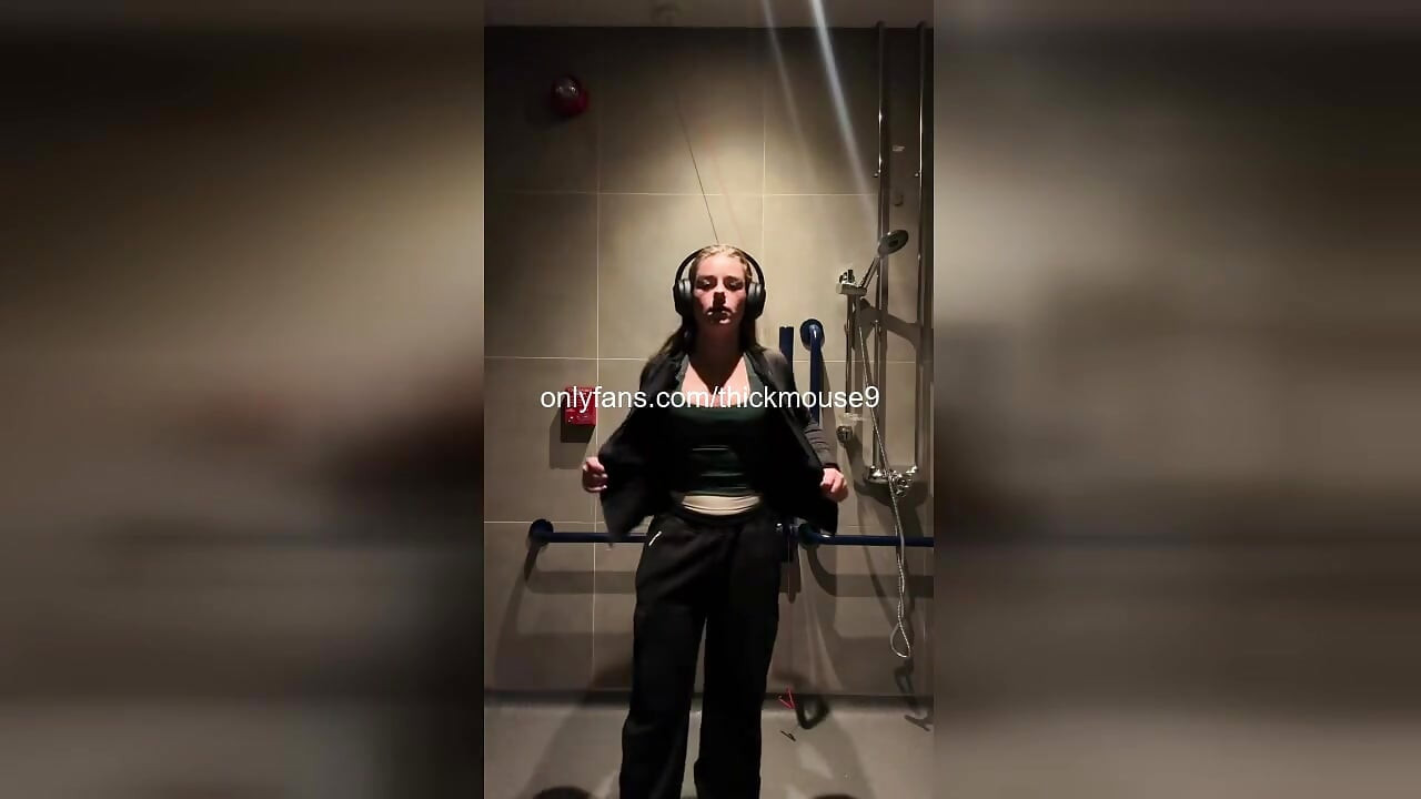 Menina mal legal recebe dedos duros durante o TikTok Livestream!