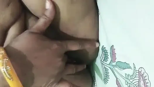 Hintli kız parmaklıyor ve parmağını sokuyor ve gıcıklıyor