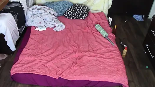 Прелюдия в спальне с парой в любительском видео.