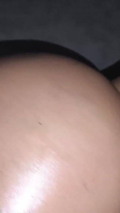 Büyük götlü kocasıyla sohbet ediyor ama başka bir adam tarafından sikiliyor | Klip 2