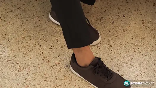 Милфа Sadie дает ее подруге, наблюдающей за порно, по-настоящему