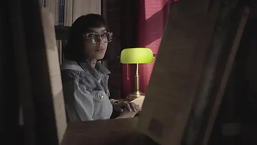 Büyük götlü büyük memeli sürtük kütüphanede yabancının içine boşalmasına izin veriyor ravyn alexa peter hooke